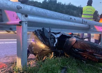 Otomobilin çarptığı motosiklet sürücüsü öldü