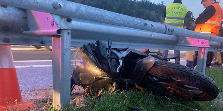 Otomobilin çarptığı motosiklet sürücüsü öldü