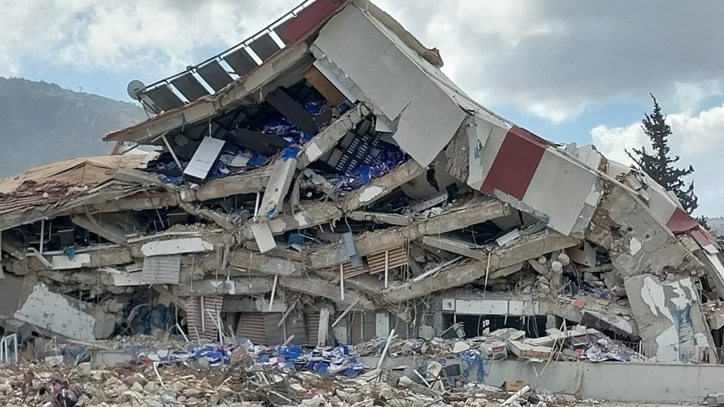 Övgün Ahmet Ercan'dan  Hatay izlenimleri: Birçok göçükte kurtarma yapılamadı