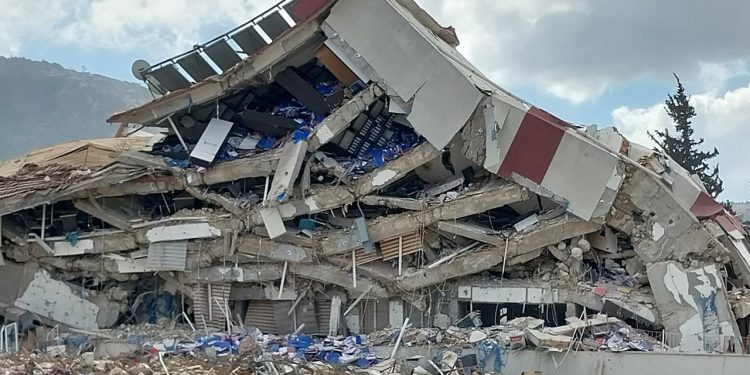 Övgün Ahmet Ercan'dan  Hatay izlenimleri: Birçok göçükte kurtarma yapılamadı