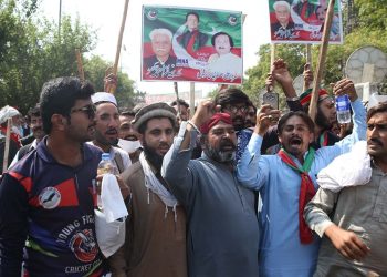 Pakistan'da İmran Han kararı: Polisin başlattığı gözaltı operasyonu bir gün daha durduruldu