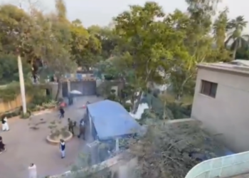 Pakistan'da İmran Han'ı gözaltına almaya gelen polisle partililer arasında çatışma çıktı