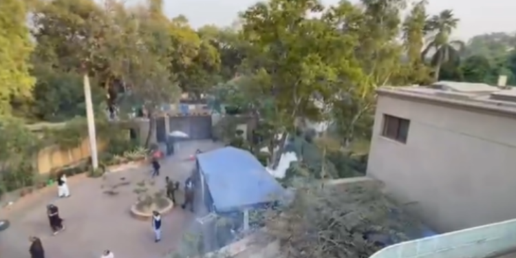 Pakistan'da İmran Han'ı gözaltına almaya gelen polisle partililer arasında çatışma çıktı