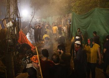 Pakistan'da hakkında tutuklama kararı verilen İmran Han'ı gözaltına almaya gelen polis ile partililer arasında çatışma çıktı