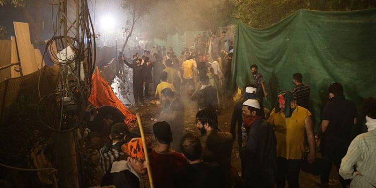 Pakistan'da hakkında tutuklama kararı verilen İmran Han'ı gözaltına almaya gelen polis ile partililer arasında çatışma çıktı