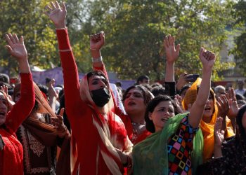 Pakistan'da kadın göstericileri coplayan üç polis açığa alındı