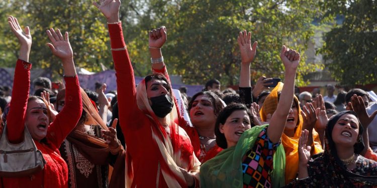 Pakistan'da kadın göstericileri coplayan üç polis açığa alındı