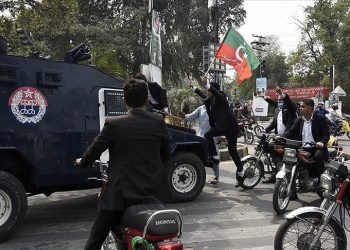 Pakistan'da mahkeme, İmran Han'a yönelik polis operasyonunu yarına kadar askıya aldı