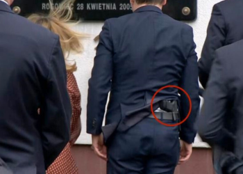 Polonya Adalet Bakanı, belinde silahla görüntülendi