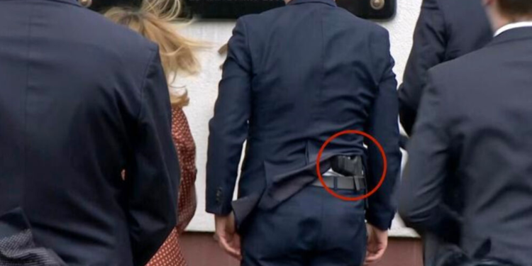 Polonya Adalet Bakanı, belinde silahla görüntülendi