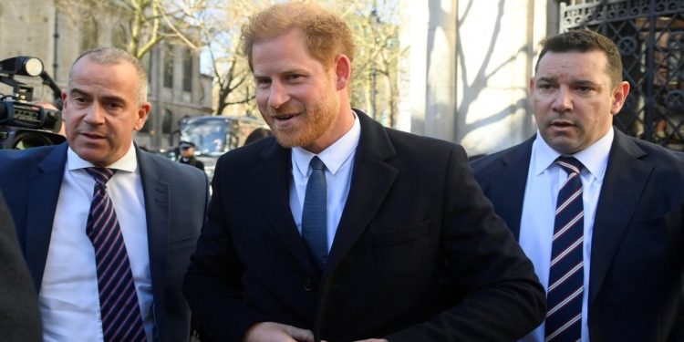 Prens Harry, telefon dinleme ve mahremiyet davası için Londra'da