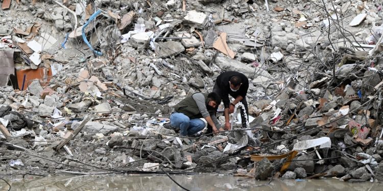 Prof. Dr. Alpay Azap'tan deprem bölgesi için tetanos, kızamık ve suçiçeği uyarısı