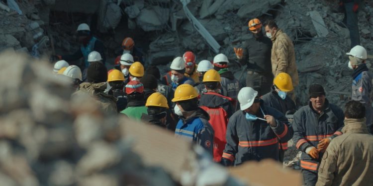 Prof. Dr. Tevfik Özlü'den kritik uyarı: Enkaz kaldırmada görevli olanlar tehlike altında