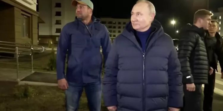 Putin, Ukrayna'da işgal edilen Mariupol şehrine gitti