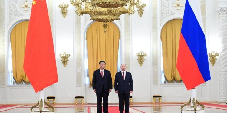 Putin ve Şi resmi görüşme için Kremlin'de bir araya geldi