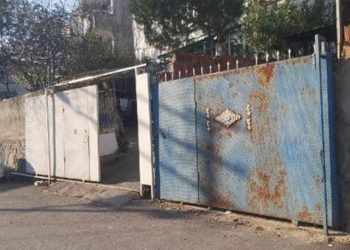 Raydan çıkan demir kapının altında kalan çocuk vefat etti