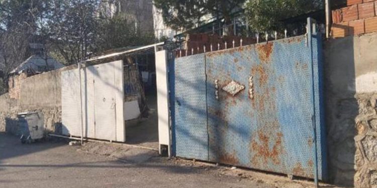 Raydan çıkan demir kapının altında kalan çocuk vefat etti