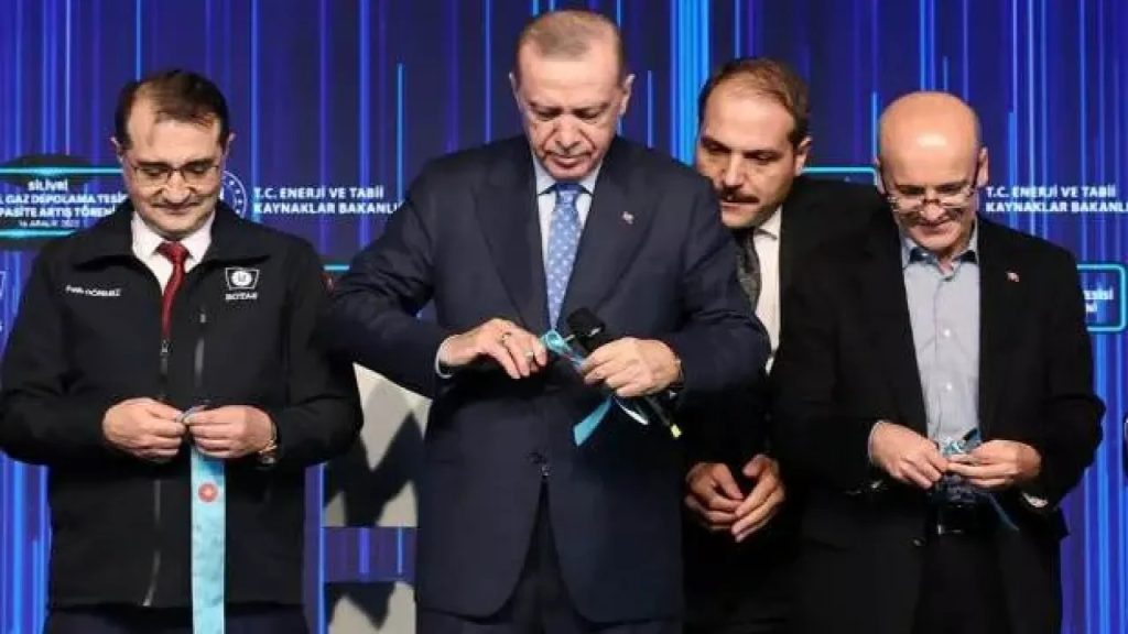 Reuters, AKP'li isimlerle konuştu: 'Şimşek'in yanıtı Erdoğan'ın işini zorlaştırdı'