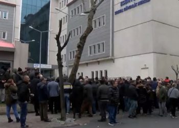 SGK önündeki EYT izdihamına polis müdahalesi