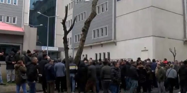 SGK önündeki EYT izdihamına polis müdahalesi