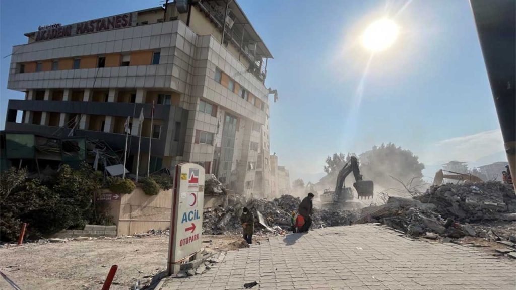 Türk Toraks Derneği: Sağlık çalışanları hasarlı hastanelerde çalışıyor