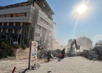 Türk Toraks Derneği: Sağlık çalışanları hasarlı hastanelerde çalışıyor