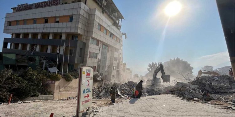 Türk Toraks Derneği: Sağlık çalışanları hasarlı hastanelerde çalışıyor