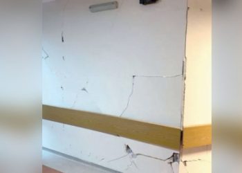 Sağlıkçılar hasarlı hastanede barınıyor: 'Akla, bilime ve vicdana sığmaz'