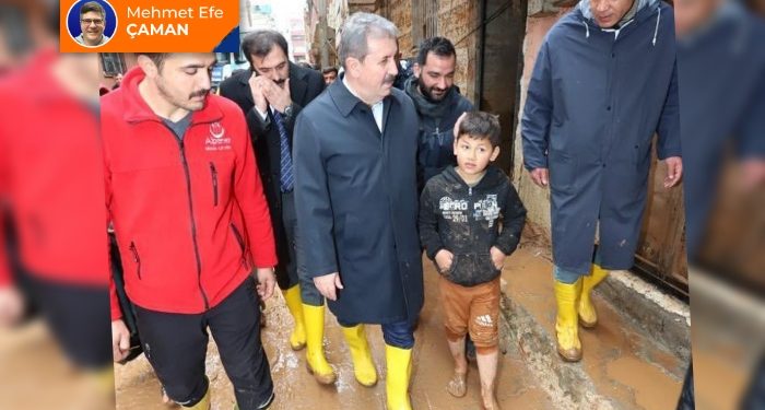 Sarı çizmeliler ekibi ve ayakları balçıklı oğlan çocuğu
