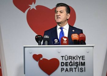 Türkiye Değişim Partisi (TDP) Genel Başkanı Mustafa Sarıgül, cumhurbaşkanlığı adaylığının resmen açıklanması beklenen CHP Genel Başkanı Kemal Kılıçdaroğlu’na destek verdi. Sarıgül, “Bu geçiş dönemi için en uygun aday o masada Kemal Kılıçdaroğlu’dur” dedi.