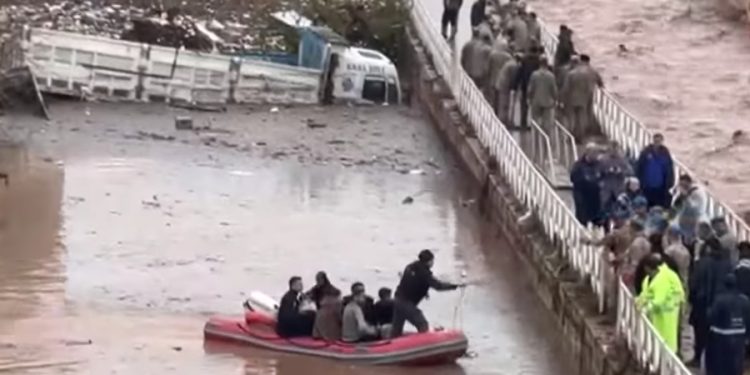 Sel felaketinde can kaybı 15’e yükseldi