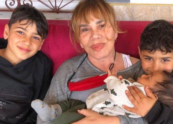 Sezen Aksu depremzede çocuğa küpe ve tabletini hediye etti