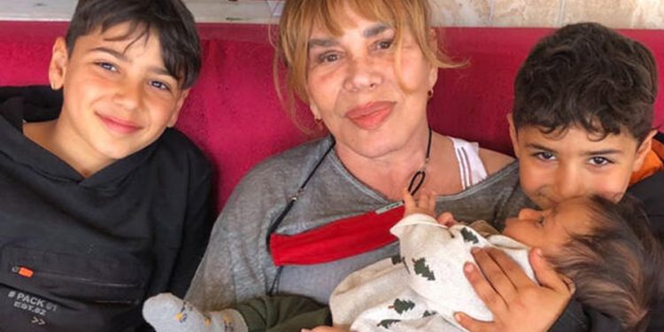 Sezen Aksu depremzede çocuğa küpe ve tabletini hediye etti