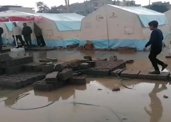 Şiddetli yağışın etkili olduğu İskenderun'da depremzedelerin çadırlarını su bastı