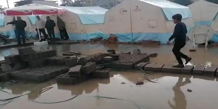 Şiddetli yağışın etkili olduğu İskenderun'da depremzedelerin çadırlarını su bastı