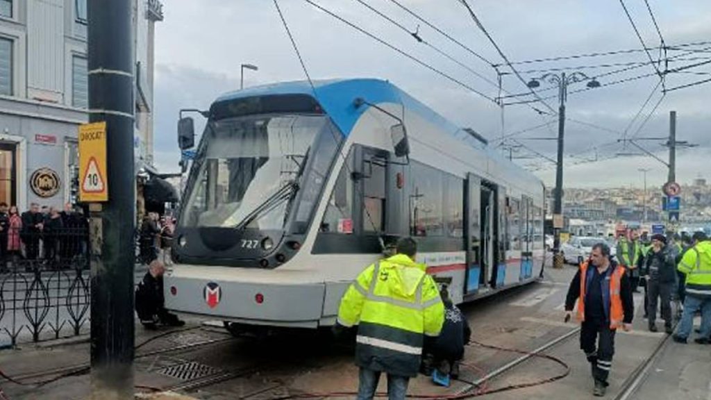 Sirkeci'de tramvay aynı yerde yeniden raydan çıktı