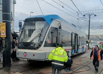 Sirkeci'de tramvay aynı yerde yeniden raydan çıktı