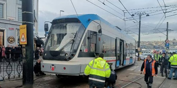 Sirkeci'de tramvay aynı yerde yeniden raydan çıktı