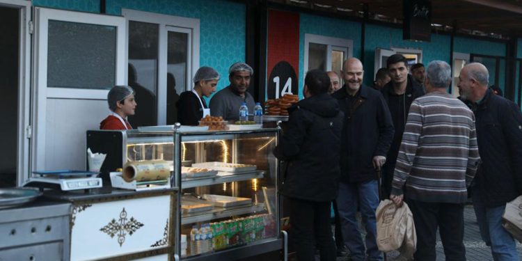 Süleyman Soylu baston kullanmaya başladı