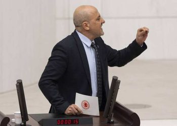 TBMM Genel Kurulu'ndan, TİP'li Ahmet Şık'a, "kaba ve yaralayıcı sözler" kullandığı gerekçesiyle kınama cezası