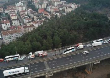 TEM'de 23 araç birbirine girdi: 11 yaralı