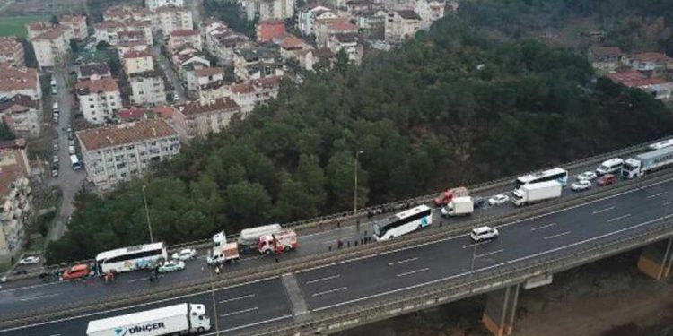 TEM'de 23 araç birbirine girdi: 11 yaralı