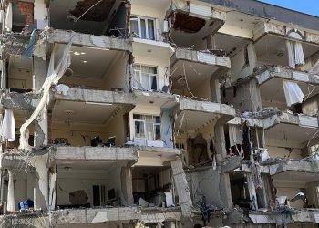 TOKİ’nin deprem konut ihalesi yandaş müteahhide gitti
