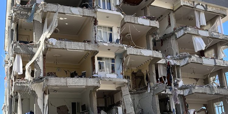 TOKİ’nin deprem konut ihalesi yandaş müteahhide gitti