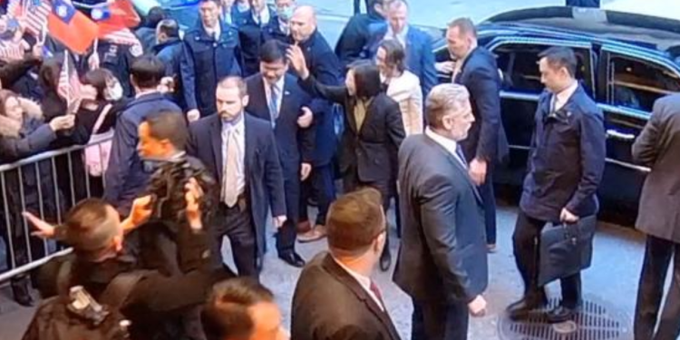 Tayvan liderinin ABD ziyareti: Çin'den sert açıklama