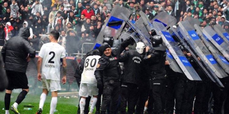 Terörist diye bağıranlara hakkımı helal etmiyorum; 15 sene devlet kurumuna hizmet eden babanın, bu vatanın çocuğuyum