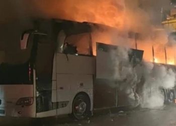 Trabzon'da polisleri taşıyan otobüs yandı