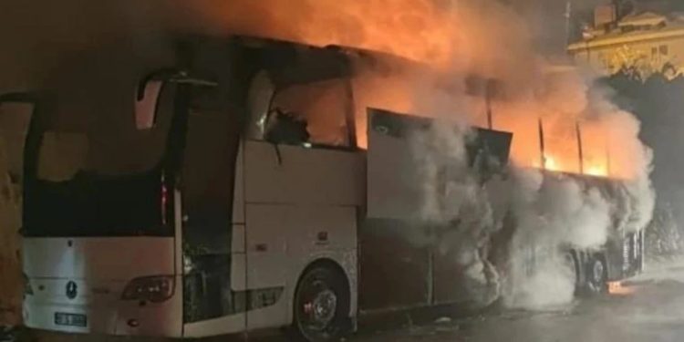 Trabzon'da polisleri taşıyan otobüs yandı