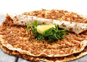 Her yaz lahmacun fiyatlarıyla gündem olan Bodrum Türkbükü'ndeki bir beach, 2023 fiyatlarını belirledi. Mekânda bu yaz lahmacunun 310 TL, ayranın ise 140 TL'den servis edilmesi planlanıyor.