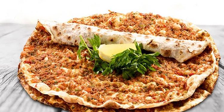 Her yaz lahmacun fiyatlarıyla gündem olan Bodrum Türkbükü'ndeki bir beach, 2023 fiyatlarını belirledi. Mekânda bu yaz lahmacunun 310 TL, ayranın ise 140 TL'den servis edilmesi planlanıyor.